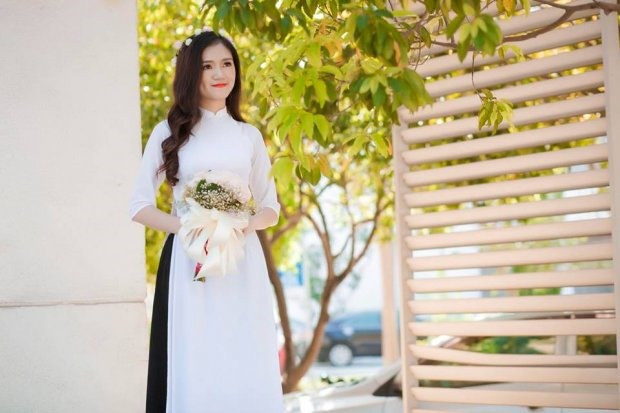 Ngày 16.6, tại lễ bế giảng và trao bằng tốt nghiệp của Trường ĐH Vinh, một cán bộ Phó Bí thư Đoàn trường bất ngờ quỳ gối, đeo nhẫn cầu hôn một sinh viên mới được trao bằng,