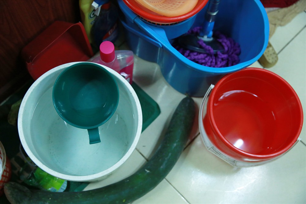Cư dân tòa 8B Đại Thanh (Hà Nội) dự trữ nước bằng đủ loại xô thùng. Ảnh: Hải Nguyễn