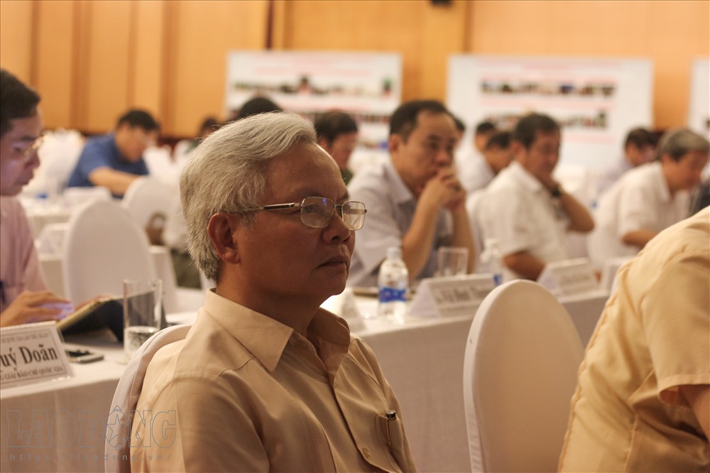 Hội đồng chấm giải làm việc tập trung, nghiêm túc.