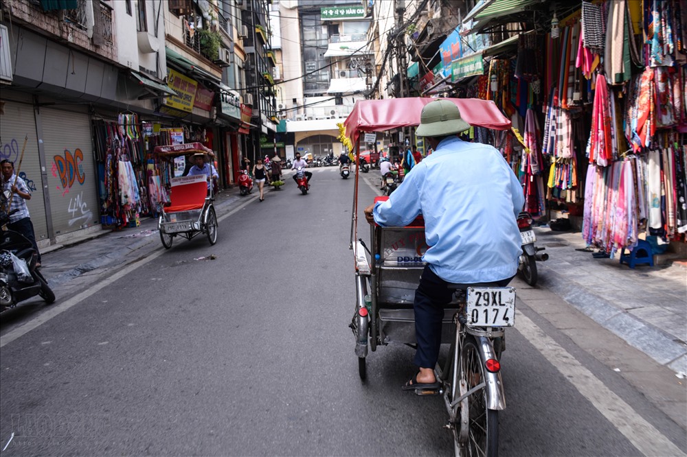 Trong hoài niệm của người Hà Nội xưa, hình ảnh chuyến tàu điện leng keng ở Bờ Hồ, tiếng rao vang vọng lại của những người bán hàng rong và tiếng kẽo kẹt của chiếc xích lô đã trở thành những kí ức ẩn sâu khó phai mờ, làm nên một nét văn hóa rất riêng, rất đặc trưng của mảnh đất kinh kỳ để khi họ đi xa đến chân trời góc bể vẫn nhớ về thủ đô Hà Nội yêu dấu.