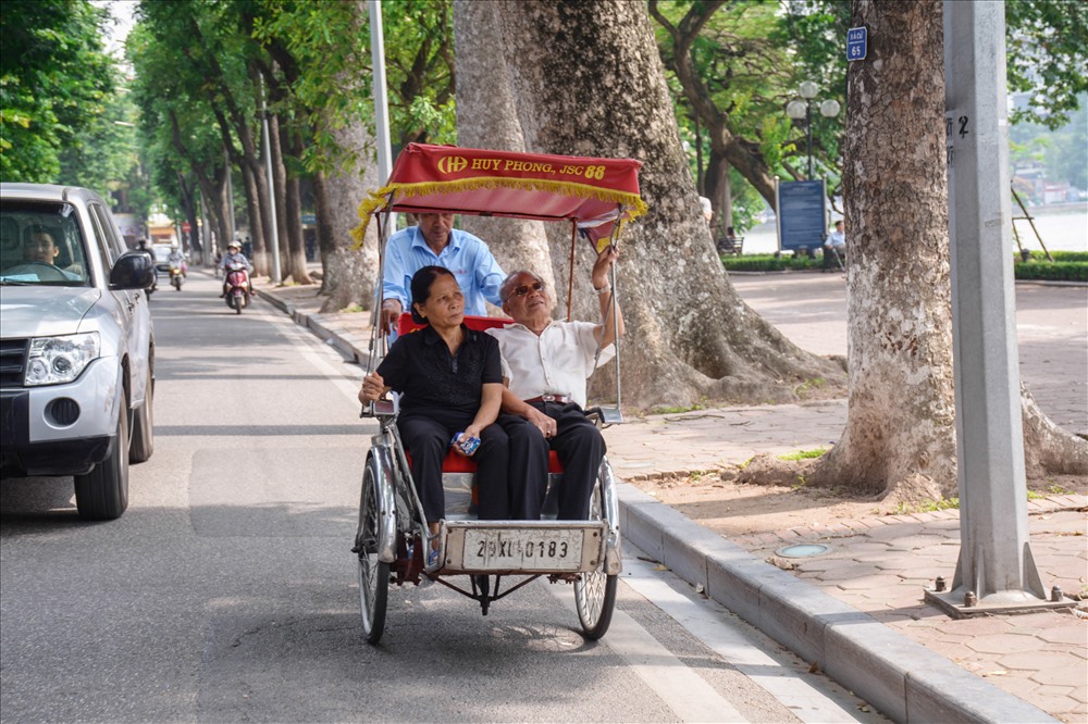 Ông Lê Văn Đông (Lạng Sơn) chia sẻ: “Tôi từ Lạng Sơn về với Thủ đô Hà Nội, xe bus mui trần hay xích lô đều mang đến cho tôi những trải nghiệm khác nhau. Nhưng bản thân tôi thích đi xích lô hơn vì nó có chút gì đó hoài cổ, mang đậm truyền thống văn hóa của Việt Nam mình. 10 năm trước về Thủ đô tôi cũng đi xích lô, đến bây giờ cảm nhận của tôi vẫn vậy. Xích lô vẫn dân dã, tình cảm”.