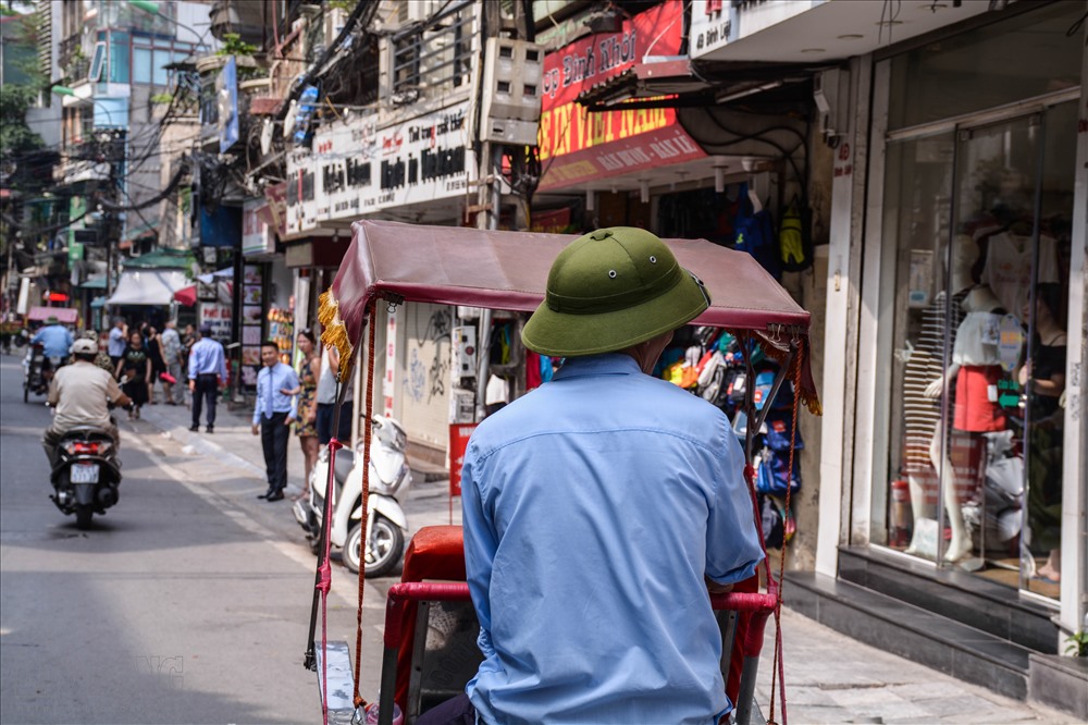 Ông Phan Dũng, người làm nghề đạp xích lô hơn 23 năm ở Hà Nội chia sẻ: “ Tôi gắn bó nghề đạp xích lô rất lâu rồi, thường thì mùa hè ít khách. Lượng khách tập trung chủ yếu vào đầu năm và cuối năm. Nhiều loại xe xuất hiện như xe điện hay mới đây là bus mui trần khiến lượng khách giảm xuống, nhưng tôi tin xích lô vẫn có nguồn sức sống riêng, giá trị riêng. Điều này khiến cho nhiều du khách trong và ngoài nước tìm đến.”