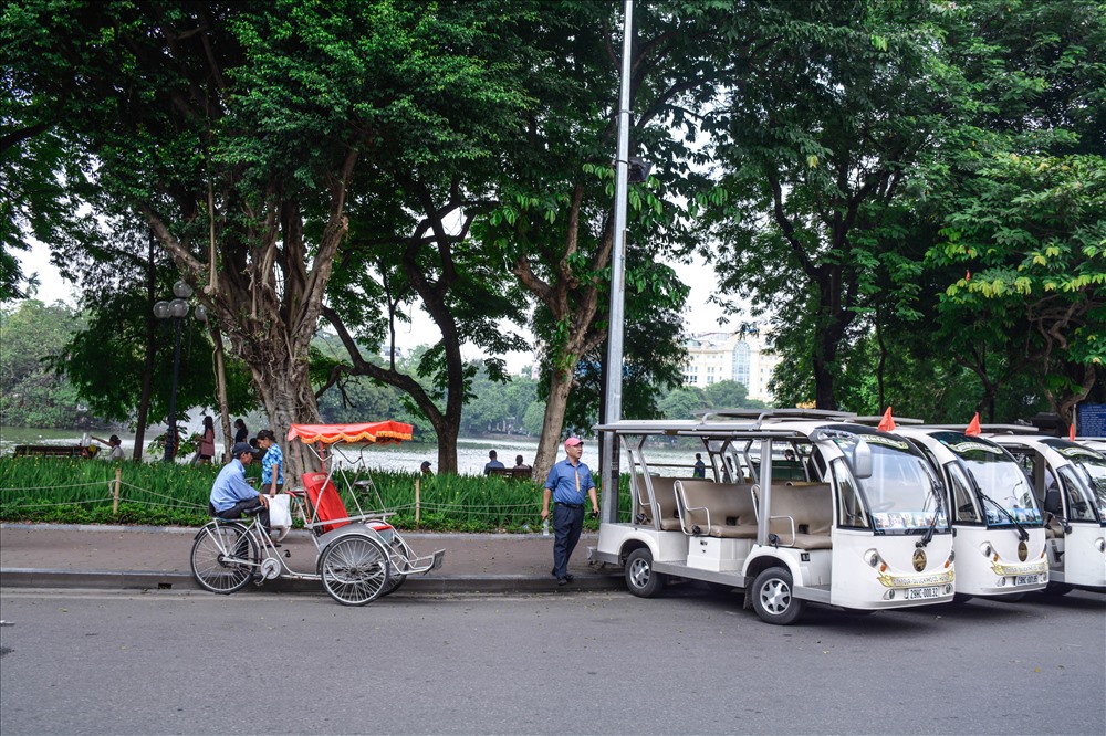 Nhiều xe điện hoạt động quanh hồ Gươm phục vụ du khách và người dân.