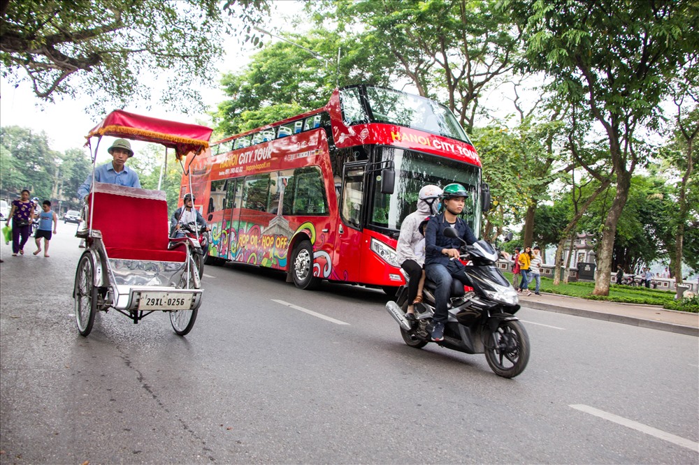 Ðể phục vụ khách du lịch, xích lô bây giờ được trang trí đẹp hơn, với tay vịn, lọng vàng, bọc đệm đỏ, cùng sơn một màu và một kiểu dáng.
