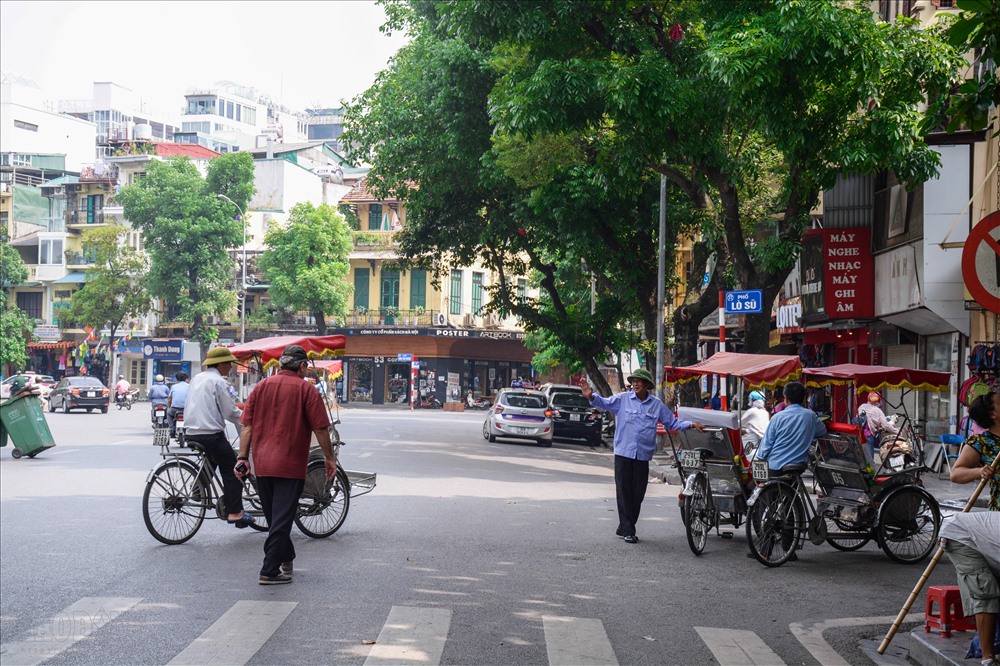 Những người đạp xích lô chính là những đại sứ, những hướng dẫn viên du lịch giới thiệu những nét đẹp văn hóa của Hà Nội nói riêng và của Việt Nam nói chung đến với bạn bè quốc tế, mang họ về với Việt Nam.