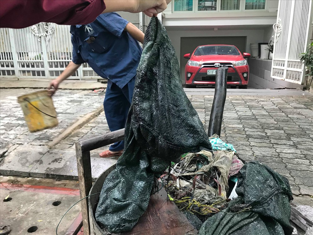 Nhiều bao tải ben trong còn có cả cát và tạp chất cũng được trục lên từ đường cống dẫn nước về máy bơm. Ảnh: T.S