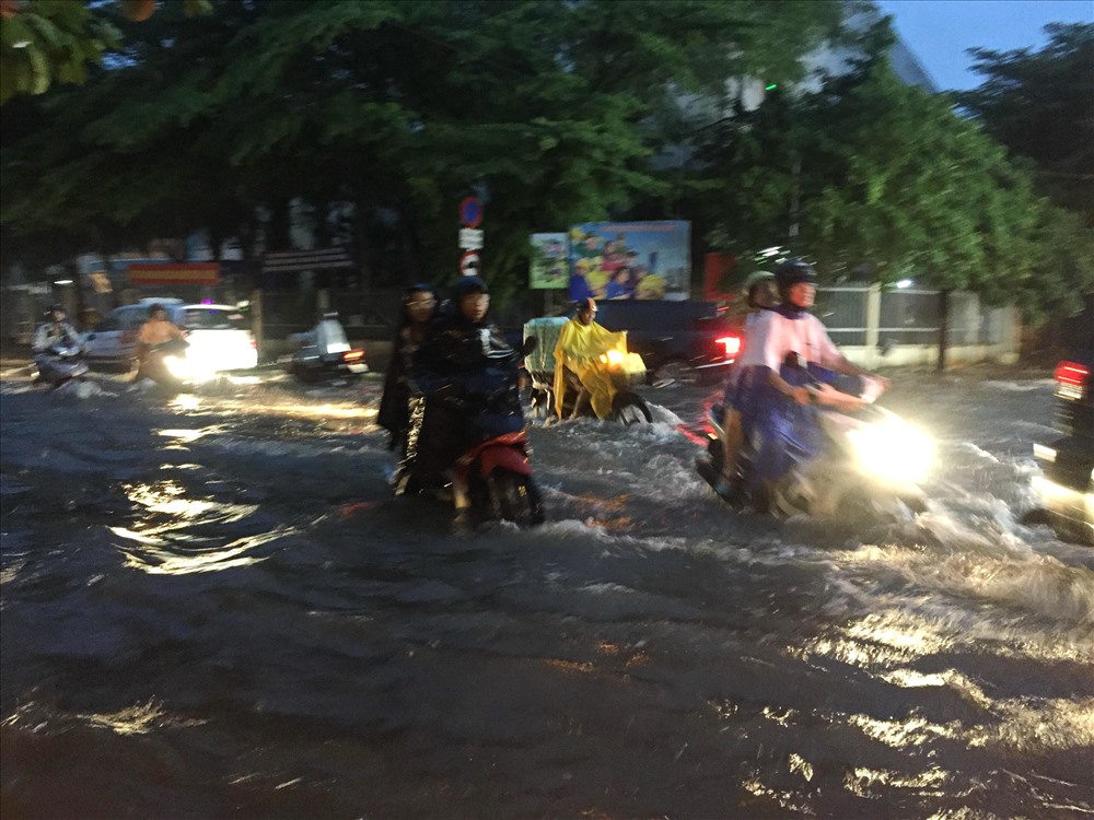 Người dân đi lại khó khăn.
