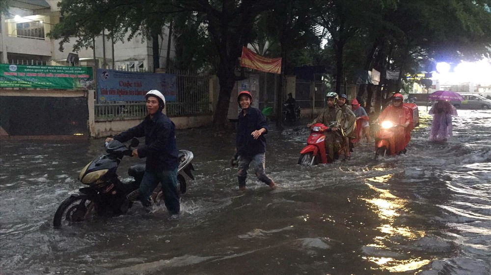 Hàng loạt phương tiện bị chết máy phải dẫn bộ.