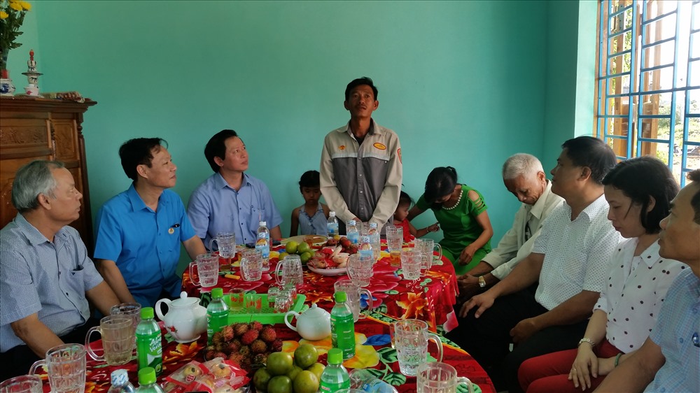 Công nhân Trần Ngọc Bình phát biểu trong niềm xúc động. Ảnh: Khánh Thủy