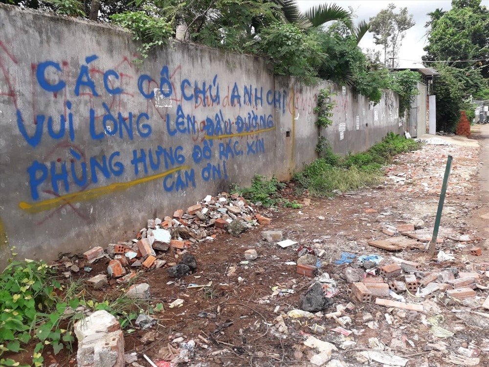 Thay vì công khai bêu tên người xả rác, người dân viết chữ vận động cộng đồng chung tay bảo vệ môi trường.