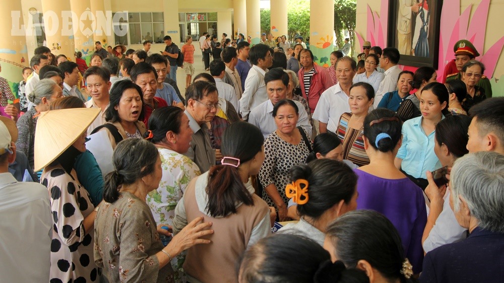 Người dân có mặt từ rất sớm.
