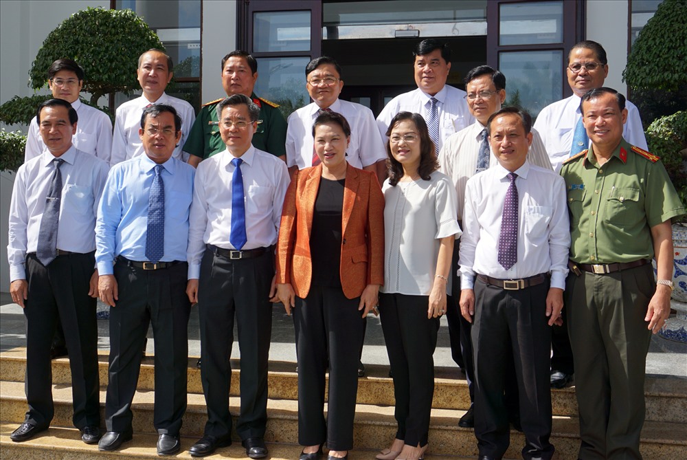 Chủ tịch Quốc hội Nguyễn Thị Kim Ngân chụo hình lưu niệm với Ban thường vụ Tỉnh ủy Bạc Liêu (ảnh Nhật Hồ)