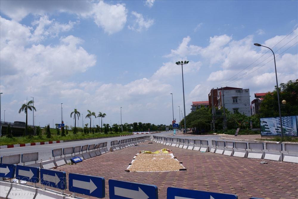 Người dân tận dụng hết khoảng trống trên vỉa hè, vòng xuyến...để phơi nông sản.