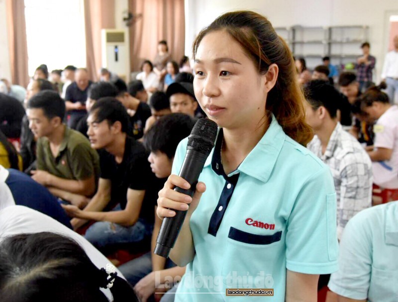 CNLĐ nêu câu hỏi tại buổi giao lưu - tọa đàm trực tuyến. Ảnh: LĐTĐ
