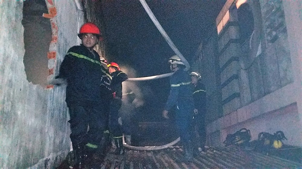 Cảnh sát triển khai các phương án chữa cháy.