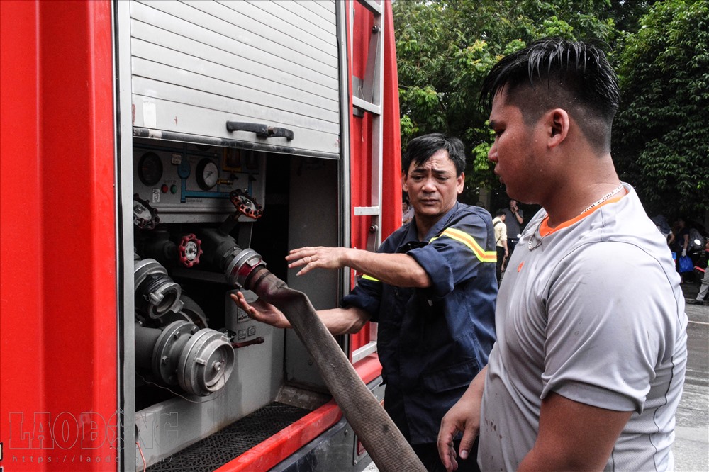 Đến 11h cùng ngày, lực lượng cứu hỏa vẫn được tăng cường.