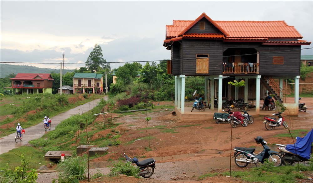 Bản làng của đồng bào thiểu số ở Lao Bảo đã khác xưa nhiều, người dân không còn cảnh thiếu đói, nhà cửa khang trang. Ảnh: HVM.