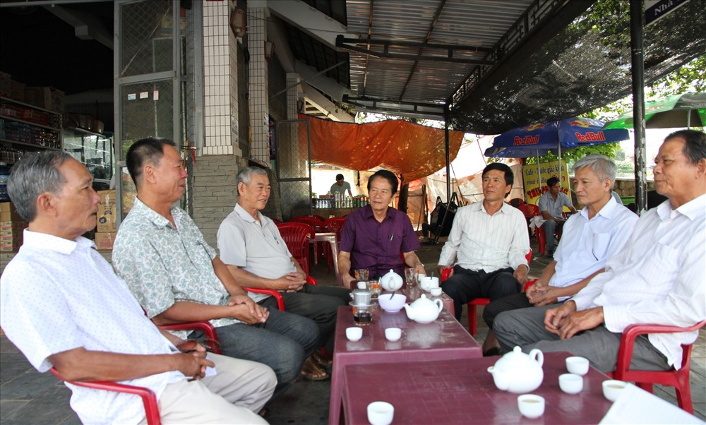 Những người đầu tiên lên Lao Bảo lập nghiệp thường có những cuộc gặp gỡ, chuyện trò về cuộc sống khó khăn ngày xưa. Ảnh: HVM.