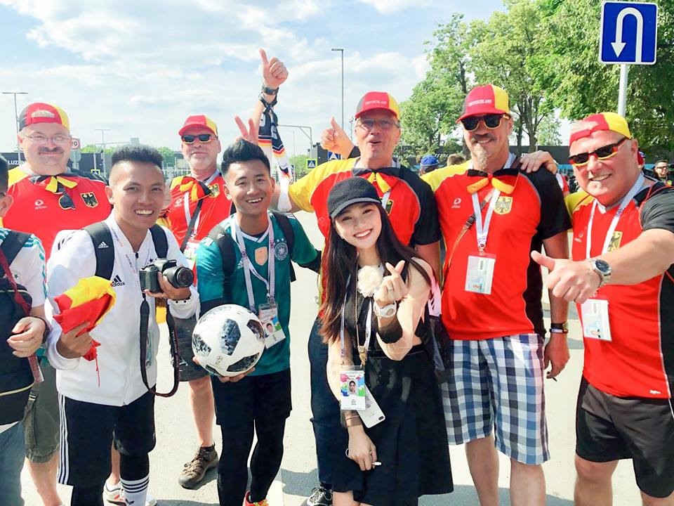 Thể hiện tình cảm cùng bạn bè quốc tế. Ảnh: NVCC