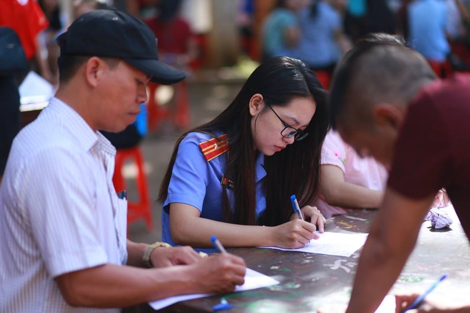 Người dân đăng ký hiến máu