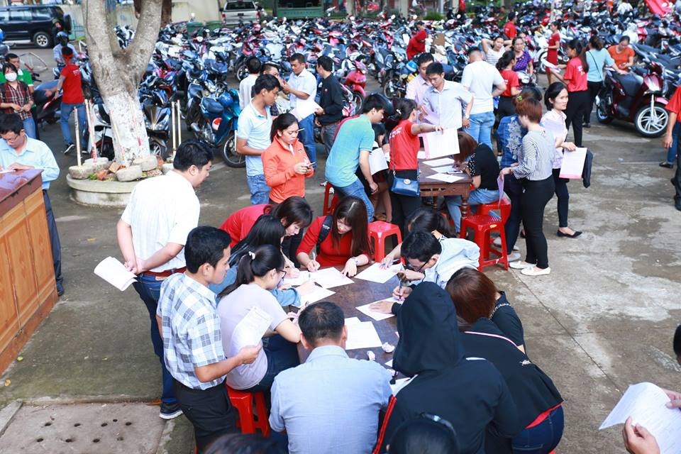 Một góc bàn đăng ký hiến máu