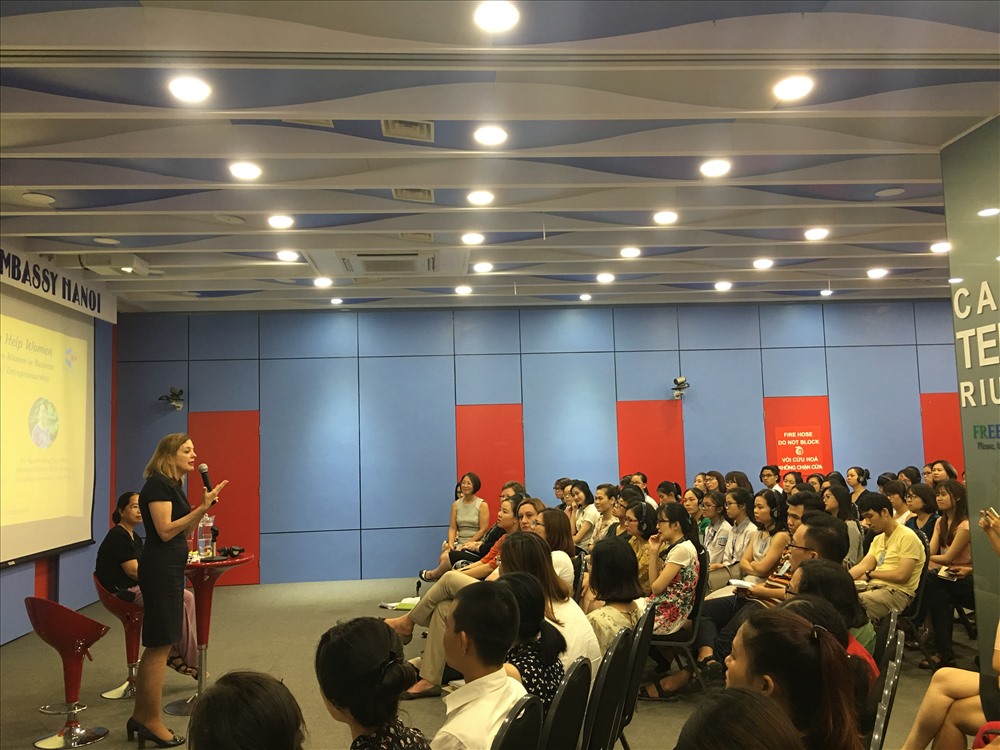 : Trợ lý Ngoại trưởng Royce tại cuộc thảo luận về “Phụ nữ giúp nhau trong kinh doanh” diễn ra tại Trung tâm Hoa Kỳ.