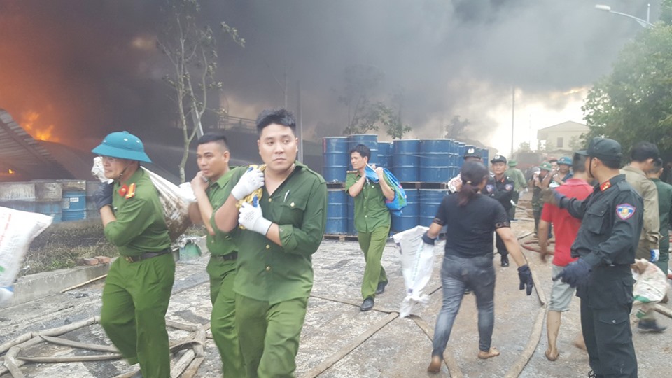 Cả đám cháy rộng hàng tram m2 đang được lực lượng chữa cháy không chế, không lây lan sang khu vực lân cận. Ảnh: BQN