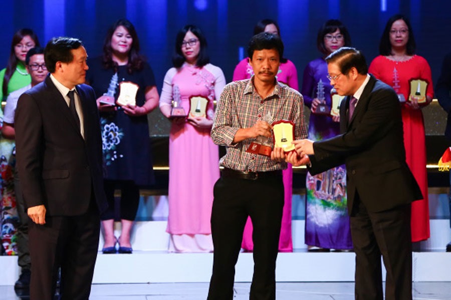 Nhà báo Việt Văn (Báo Lao Động) nhận giải C Giải Báo chí quốc gia lần thứ XII - năm 2017. Ảnh: SƠN TÙNG