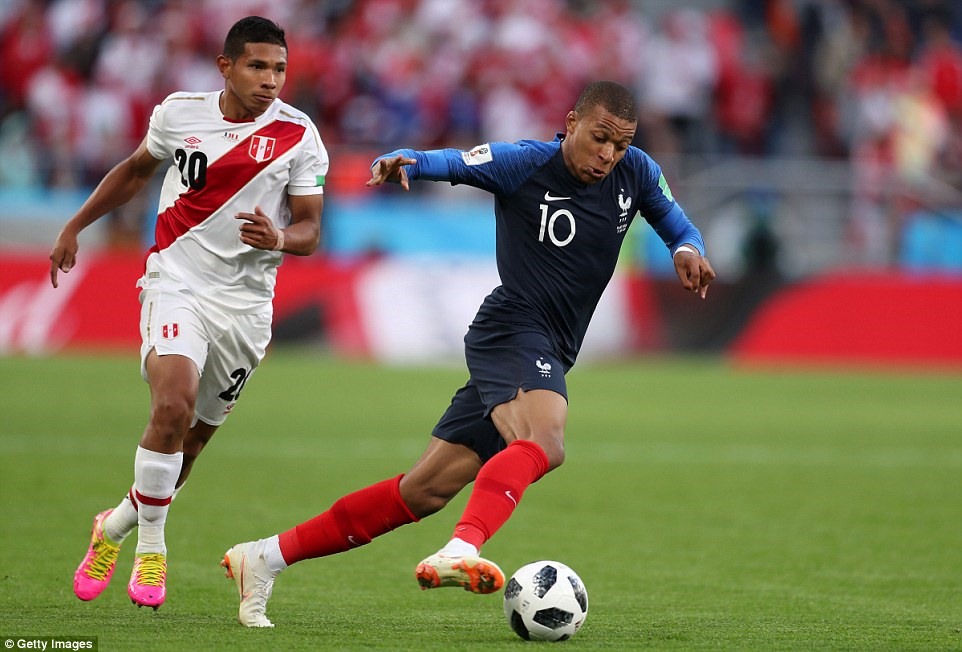 Mbappe đã ghi bàn ở 19 tuổi 183 ngày, anh đã trở thành cầu thủ trẻ nhất ghi bàn cho ĐT Pháp trong lịch sử các VCK World Cup lẫn VCK EURO.