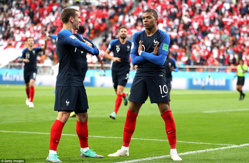 màn ăn mừng ấn tượng của Mbappe. Ảnh: FIFA