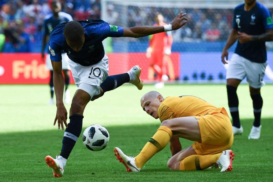 Bóng Telstar 18 hai lần bị nổ ở trận Pháp - Australia