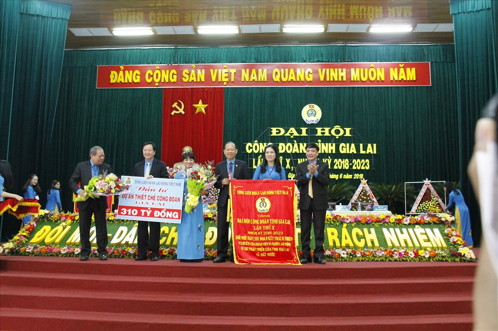 Tổng LĐLĐ VN trao bức trướng và kinh phí 310 tỉ đồng cho LĐLĐ tỉnh Gia Lai khóa X xây dựng thiết chế công đoàn trên địa bàn tỉnh.
