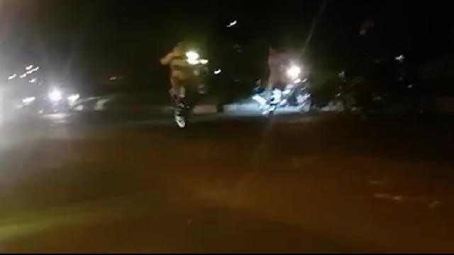 Tuy nhiên, khi lực lượng cảnh sát vắng bóng thì các đối tượng lại tổ chức tụ tập đua xe trái phép trên một số tuyến đường lớn, trong đó có đường Nguyễn Văn Linh. Ảnh: Cắt từ clip người dân cung cấp