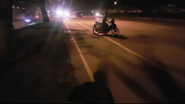 Một số đối tượng chặn đường Nguyễn Văn Linh để các “nài” biểu diễn, một số la hét cổ vũ. Ảnh cắt từ clip người dân cung cấp