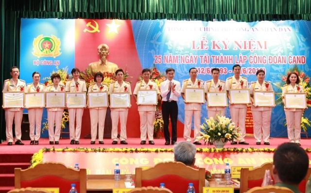 Phó Chủ tịch Tổng LĐLĐVN Trần Văn Thuật trao Bằng khen của Tổng LĐLĐVN cho các tập thể và cá nhân. Ảnh: Hải Nguyễn