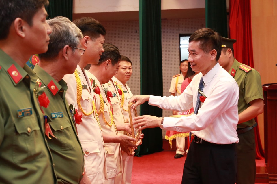 Phó Chủ tịch Tổng LĐLĐVN Trần Văn Thuật trao Kỷ niệm chương “Vì sự nghiệp xây dựng tổ chức CĐ” cho 66 đồng chí có nhiều thành tích trong xây dựng tổ chức CĐ. Ảnh: Hải Nguyễn