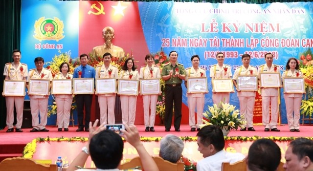 Thiếu tướng Bùi Minh Giám - Phó Tổng cục trưởng Tổng cục Chính trị CAND trao Bằng khen của Bộ Công an cho các tập thể và cá nhân. Ảnh: Hải Nguyễn