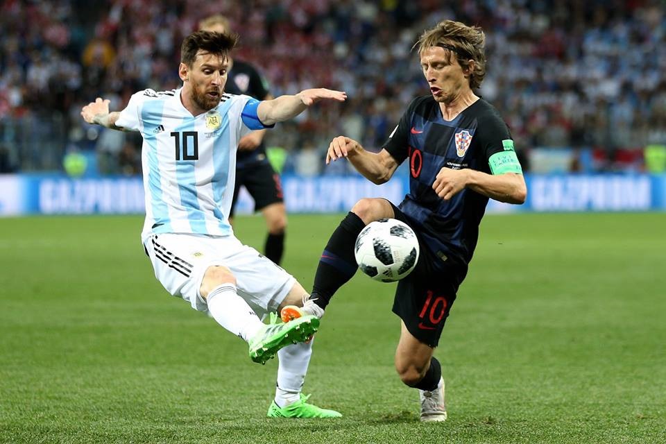 Messi hoàn toàn bị phong tỏa và cô lập với các đồng đội của mình. Ảnh: FIFA