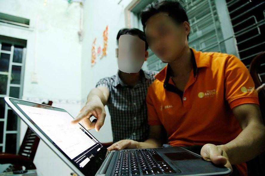 Một tay chơi Bitcoin tại TP.Bảo Lộc hướng dẫn mua đồng tiền ảo trên sàn giao dịch.