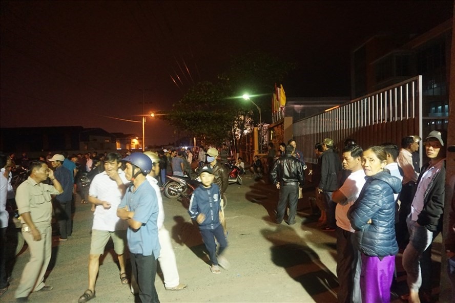 Người dân 2 thôn Vân Dương 1 và Vân Dương 2 vây quanh hai nhà máy thép Dana Ý và Dana Úc vì gây ô nhiễm