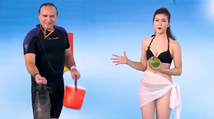 MC Thu Hằng diện bikini dẫn chương trình “Tiên tri nước Nga?”