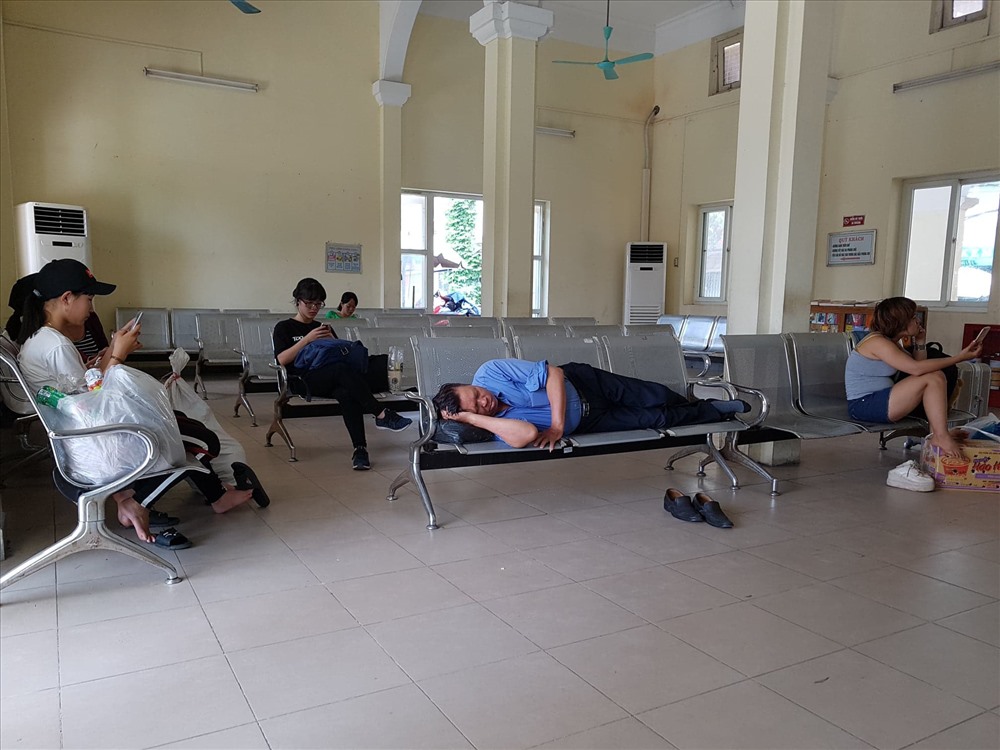 Cảnh nhà ga vắng vẻ, đìu hiu đã quá quen thuộc với 2 nhà ga từng rất nổi tiếng là Gia Lâm và Long Biên.