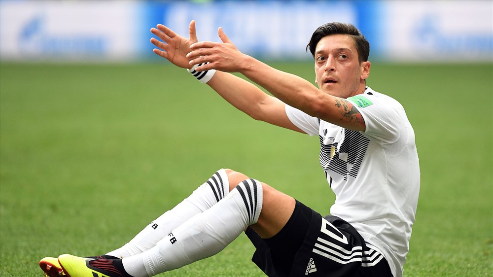 Ozil và các đồng đội đã có khởi đầu không mong muốn. Ảnh: Goal.