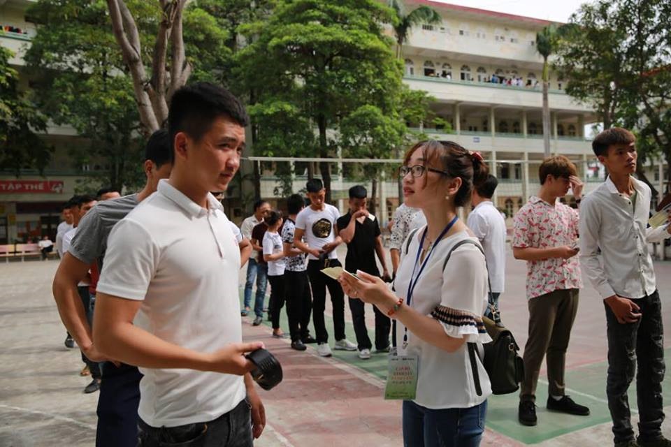 Thí sinh làm thủ tục dự thi.