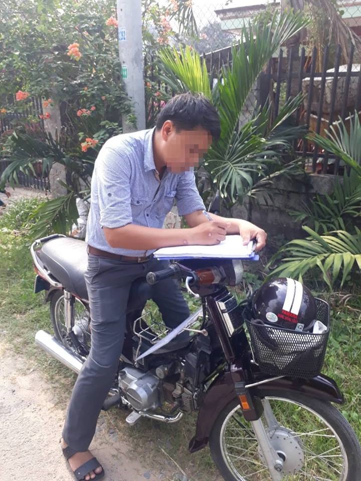 Và có thái độ làm việc không đàng hoàng, khi ngồi một cán bộ xã Tân Thạnh Đông ngồi trên xe máy lập biên bản.