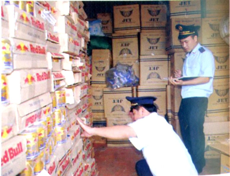 Lực lượng hải quan Quảng Trị xử lý hàng hóa vi phạm. Ảnh: TL.