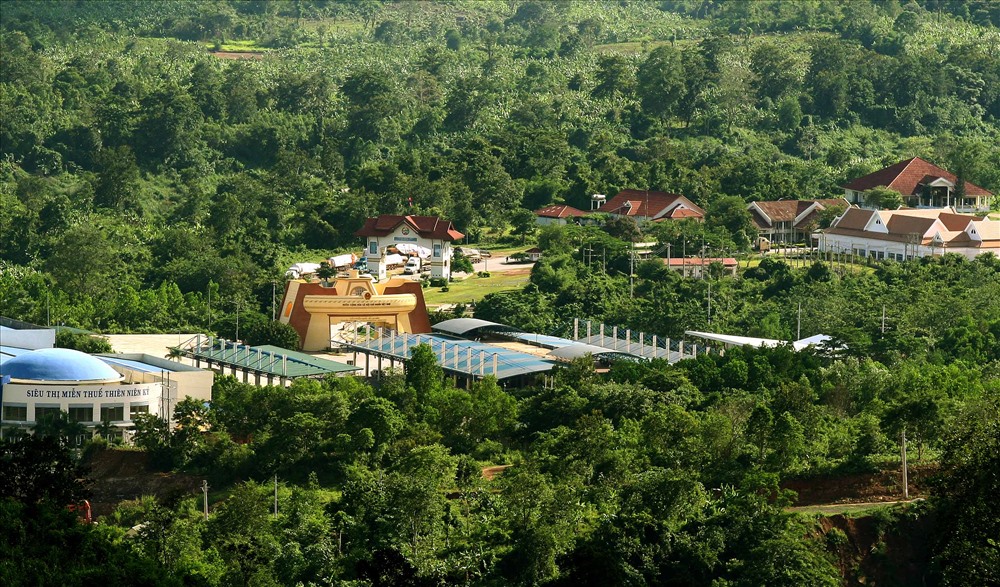 Toàn cảnh khu vực quốc môn trong Khu thương mại Lao Bảo. Ảnh: Hồ Cầu.