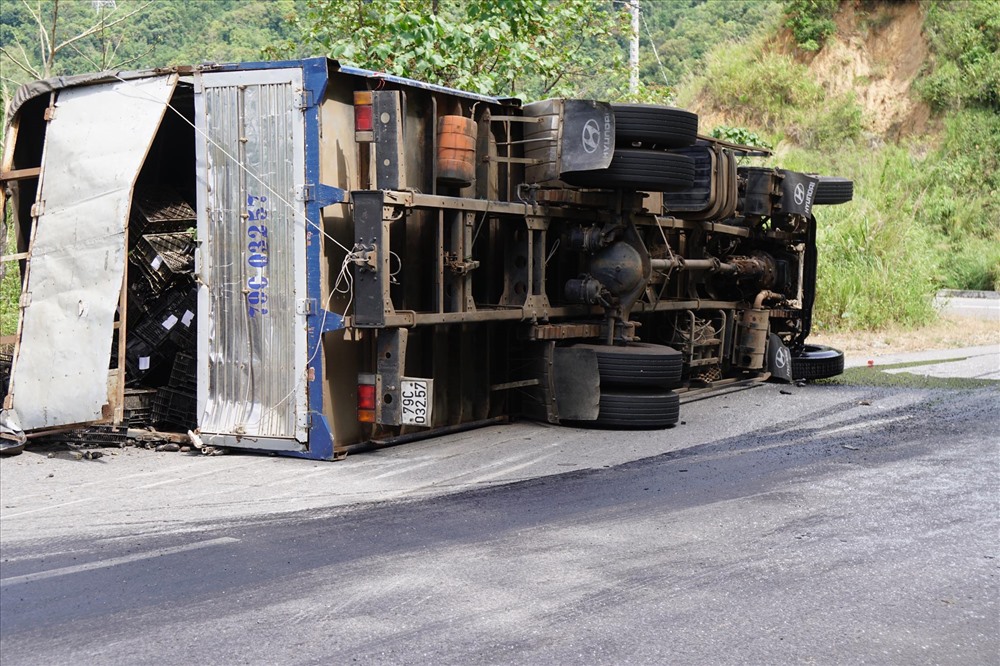 Xe tải mang biển kiểm soát đổ đèo bị lật tại đèo Ngoạn Mục.