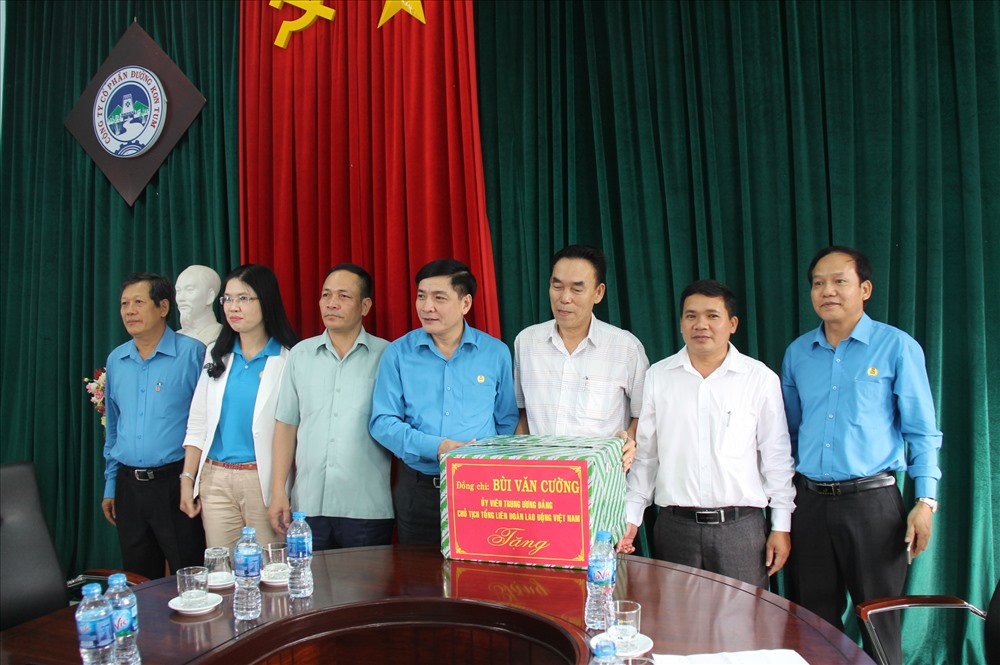 Chủ tịch Tổng LĐLĐ VN Bùi Văn Cường trao quà cho lãnh đạo Công ty CP Đường Kon Tum. Ảnh: Nhiệt Băng