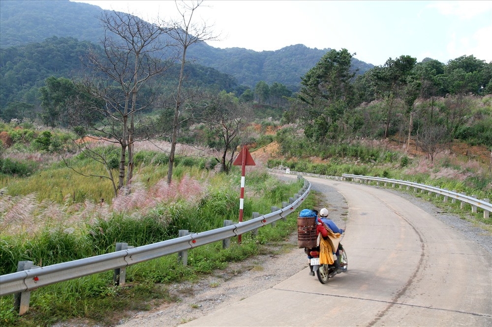 Những cung đường uốn lượn quanh núi với cảnh đẹp nên thơ trên đường Hồ Chí Minh đoạn qua Khe Sanh. Ảnh: Hưng Thơ.
